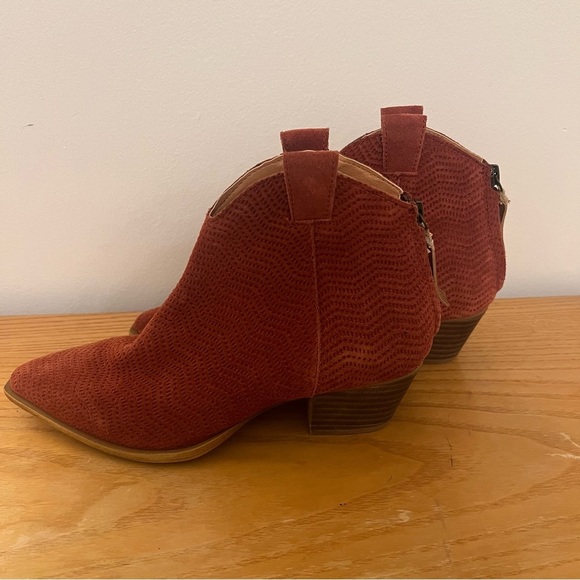 {Dingo} Kuster Suede Pointed Toe Cowboy Ankle Boots - Picture 8 of 9